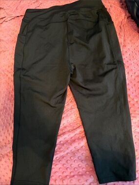 POP Fit Black High-Waist Capri Leggings